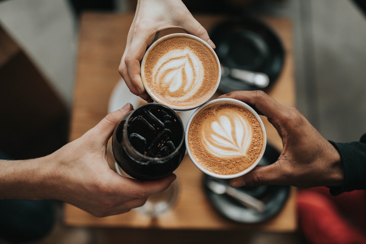 Tradiția cititului în cafea: de unde vine și cum funcționează